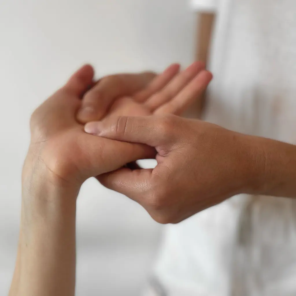 Le mani di Giulia durante un massaggio, gesto lento e preciso